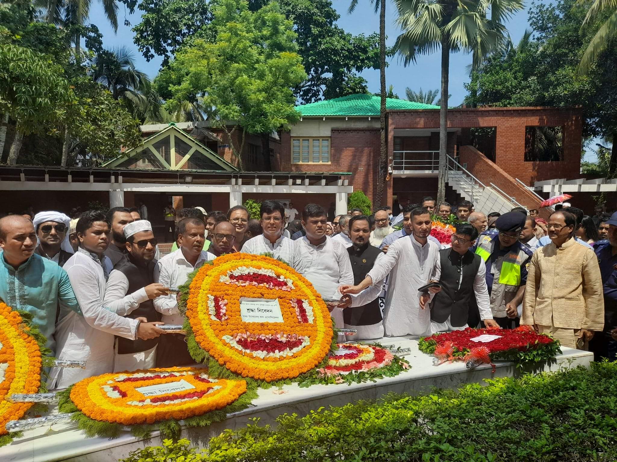 টুঙ্গিপাড়া জাতির পিতা বঙ্গবন্ধু শেখ মুজিবুর রহমানের সমাধিতে শ্রদ্ধা 